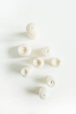 Beyaz zemin üzerine mumlar. Düz lay, görünüm Noel top / yeni yıl festival kompozisyon.