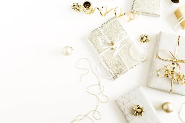 Altın hediye kutuları, beyaz arka plan üzerinde süslemeleri. Düz yatıyordu, en iyi görünüm Noel, Yılbaşı tatil hediye konsept ambalaj.