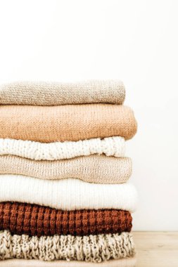 Kış kazak ve pullovers yığın beyaz arka plan üzerinde sıcak. Kadın en az moda giysiler kavramı.
