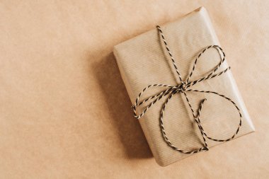 Hediye kutusu craft Kağıt arka plan üzerinde. Yılbaşı / yeni yıl en az şenlikli tatil kompozisyon. Düz yatıyordu, en iyi görünümü.