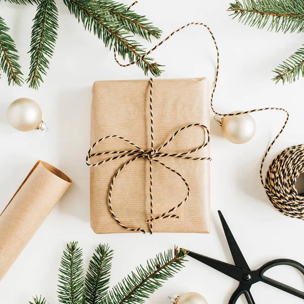 圣诞节 新年节日组成与装饰礼品盒 冷杉树枝在白色背景 平面布局 顶部视图 — 图库照片
