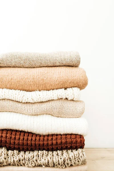 Sweater Musim Dingin Hangat Dan Pullovers Menumpuk Latar Belakang Putih — Stok Foto