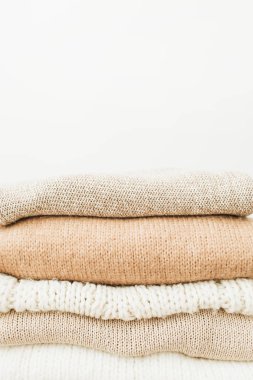 Yün kazak ve pullovers yığın beyaz arka plan üzerinde sıcak. Kadın moda giysileri beyaz arka plan üzerinde.