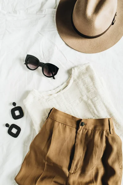 Composición Pastel Moda Con Ropa Accesorios Femeninos Pantalón Beige Blusa —  Fotos de Stock