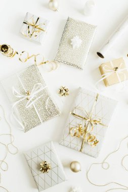 Noel, yeni yıl tatil kompozisyon altın hediye kutuları ile beyaz arka plan üzerinde süslemeleri. Hediye paketleme düz yatıyordu, en iyi görünümü.