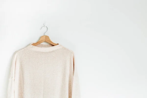 Pastelowe Kobiece Sweter Wieszak Białej Ścianie Kobieta Moda Ubrania Koncepcja — Zdjęcie stockowe