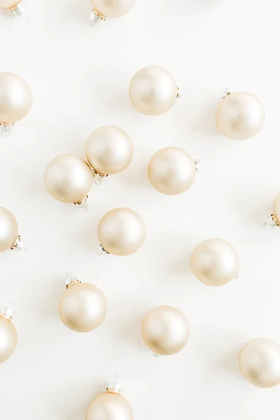 Modèle Noël Avec Des Boules Décoration Dorées Sur Fond Blanc — Photo