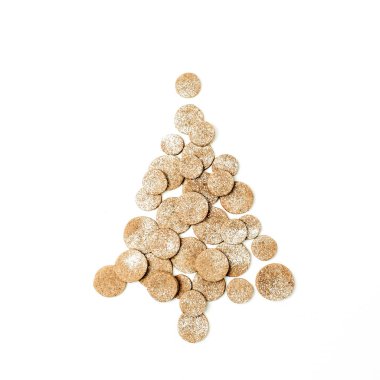 Noel ağacı gingerbread çerezleri beyaz arka plan üzerinde yapılmış. Düz lay, görünüm Noel top / yeni yıl gıda yaratıcı kavramı.