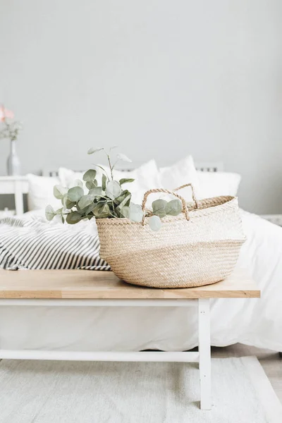 Moderne Wohnungseinrichtung Bett Und Eukalyptuszweig Auf Holztisch — Stockfoto