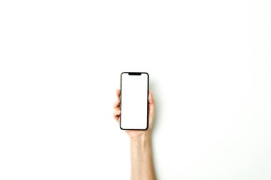 Yeni akıllı telefon modeli boş ekran beyaz arka plan üzerinde tutan kadın. Düz yatıyordu, en iyi görünümü mockup.