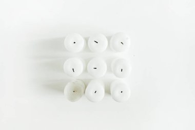 Beyaz zemin üzerine mumlar. Düz lay, görünüm Noel top / yeni yıl festival kompozisyon.