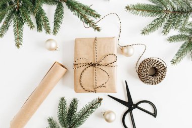 Noel, yeni yıl hediye paketleme. Süslemeleri ve beyaz arka plan üzerinde çam dalları tatil kompozisyonu. Düz yatıyordu, en iyi görünümü.