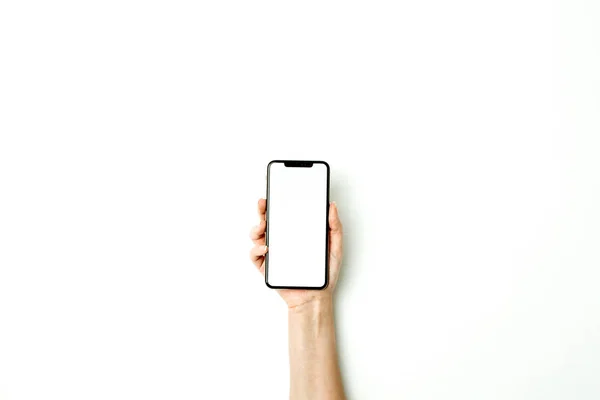 Kobieta Trzyma Pusty Ekran Nowy Model Inteligentny Telefon Białym Tle — Zdjęcie stockowe