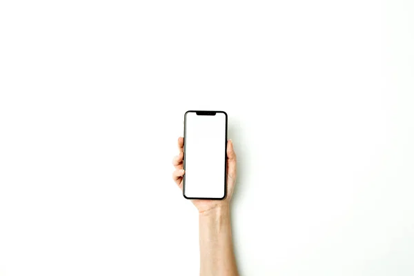 Mujer Sosteniendo Pantalla Blanco Del Nuevo Modelo Teléfono Inteligente Sobre — Foto de Stock