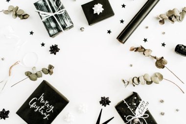 Hediye kutuları ve dekorasyon beyaz arka plan üzerinde Noel kompozisyonu yuvarlak çerçeve. Düz yatıyordu, en iyi görünümü.