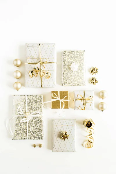 Weihnachtsgeschenke Auf Weißem Hintergrund Flache Lage Von Oben Betrachtet Festliche — Stockfoto