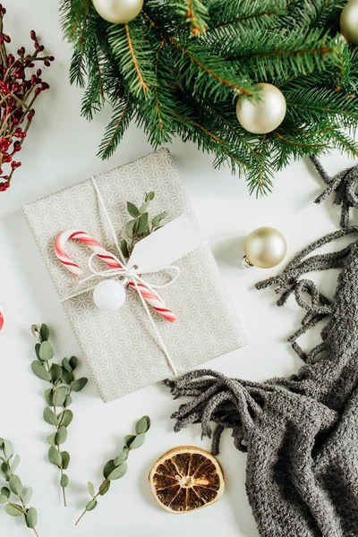 Composição Natal Ano Novo Com Caixa Presente Decorações Deitado Plano — Fotografia de Stock