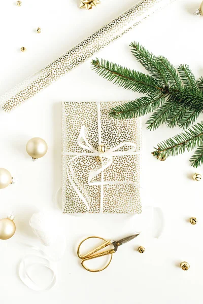 クリスマス 新年のギフト包装します 金色の装飾と白い背景の上のモミの枝のホリデイ 組成物 フラット横たわっていた トップ ビュー — ストック写真