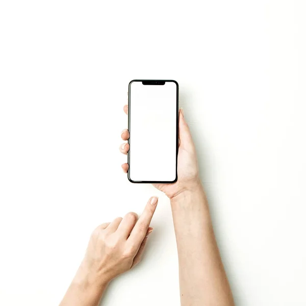 妇女触摸空白屏幕的新模式的智能手机在白色背景 平面布局 顶部视图模型 — 图库照片