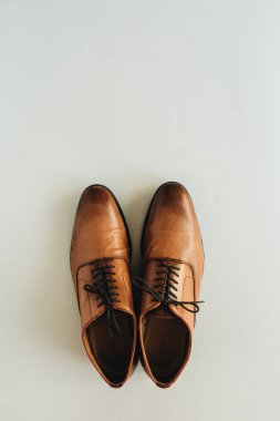 Erkek deri ayakkabıları pastel arka plan üzerinde. Düz yatıyordu, en iyi görünümü.