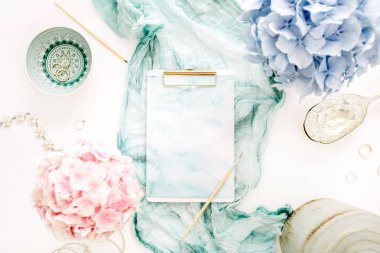 Sanatçı ev ofis resepsiyon çalışma alanıyla Pano, Turkuaz battaniye, pastel renkli ortanca çiçek buketi, kadın moda aksesuar beyaz arka plan üzerinde. Düz yatıyordu, en iyi görünümü mockup.