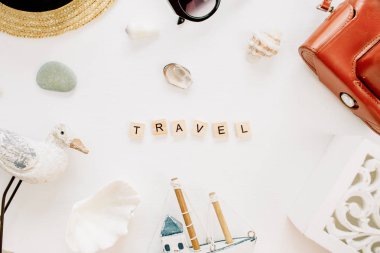 Word seyahat, kuş heykelcik, oyuncak tekne, retro kamera, kabukları ve beyaz arka plan üzerinde hasır şapka. Düz yatıyordu, en iyi görünümü yaşam tarzı blog kahraman başlığı.