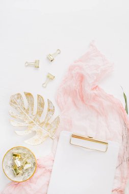 Boş kağıt Pano ve dekorasyon beyaz arka plan üzerinde. Düz yatıyordu, en iyi görünümü.