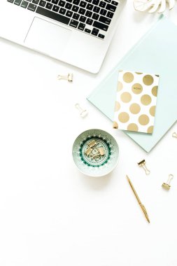 Dizüstü bilgisayar, plaka, beyaz arka plan aksesuarları ile Ev ofis masası çalışma alanı. Düz döşeme, üst görünüm.