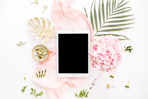 Κενή Οθόνη Tablet Ορτανσία Ροζ Λουλούδια Μπουκέτο Τροπικούς Φοίνικες Φύλλων — Φωτογραφία Αρχείου