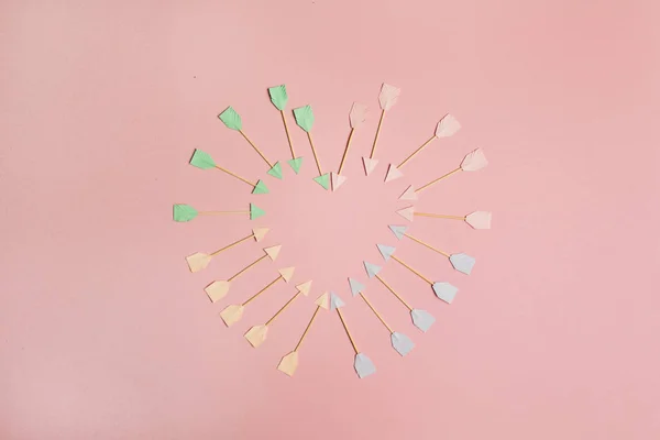 Flecha Cupido Papel Símbolos Del Corazón Sobre Fondo Rosa Plano — Foto de Stock