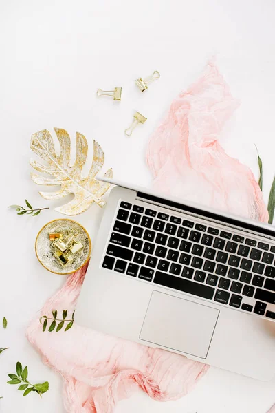 Blogger Escritorio Oficina Casa Con Computadora Portátil Ramo Flores Hortensias —  Fotos de Stock