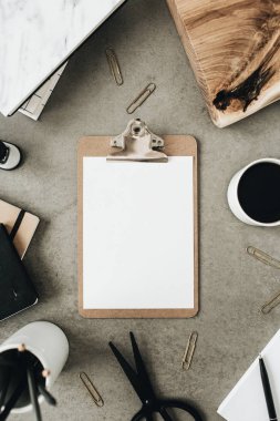 Düz Pano kopya alanı boş sahte ile yatıyordu. Üstten görünüm ev ofis resepsiyon çalışma alanı dekore edilmiş ahşap tahta, kahve ve ileti örneği ile.