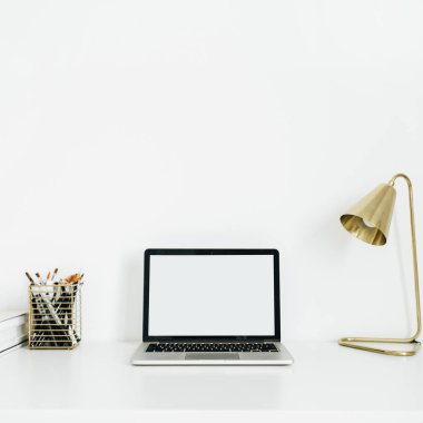Ev ofis resepsiyon çalışma alanı dizüstü mockup ve altın lamba ile. Minimalist modern iç tasarım konsepti. Masaüstü tablo.