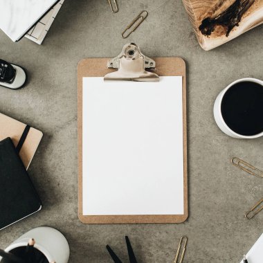 Düz Pano kopya alanı boş sahte ile yatıyordu. Üstten görünüm ev ofis resepsiyon çalışma alanı ahşap tahta, kahve, dizüstü bilgisayar ve Kırtasiye ile dekore edilmiştir. Sosyal Medya / blog / web sitesi mockup kavramı.