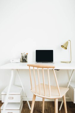 Ev ofis resepsiyon çalışma alanıyla laptop, altın lamba, Kırtasiye beyaz masaüstü. Modern iç tasarım konsepti.