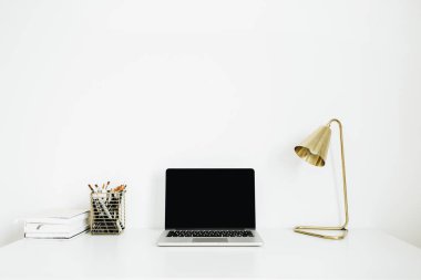 Ev ofis resepsiyon çalışma alanı ile dizüstü bilgisayar, altın lamba, beyaz arka plan üzerinde ileti örneği. Minimalist modern iç tasarım konsepti. Masaüstü kadar sahte.