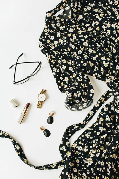 Moda Flatlay Ropa Femenina Moderna Accesorios Sobre Fondo Blanco Piso —  Fotos de Stock