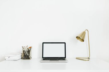 Ev ofis resepsiyon çalışma alanı dizüstü mockup ve altın lamba ile. Minimalist modern iç tasarım konsepti. Masaüstü tablo.