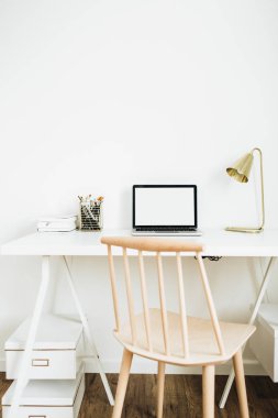 Ev ofis resepsiyon çalışma alanı. Boş ekran sahte kadar altın lamba, beyaz masaüstü ileti örneğine sahip dizüstü bilgisayarı. Modern İskandinav iç tasarım konsepti.
