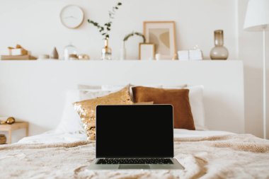 Sakin ol, yatakta yastık ile dizüstü bilgisayar ile chill. Daire iç tasarım konsepti. Blog, Web sitesi, sosyal medya için ekran kahraman başlığı kadar boş sahte.