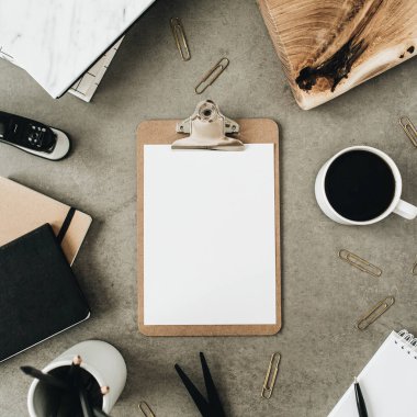 Clipboard ile kopya Flatlay kadar boş sahte uzay. Üstten görünüm ev ofis resepsiyon çalışma alanı ahşap tahta, kahve, dizüstü bilgisayar ve Kırtasiye ile dekore edilmiş.
