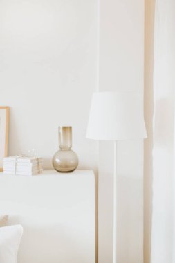 İç tasarım kompozisyon tarz. Lamba, vazo ve günümüz popüler İskandinav oturma odası.