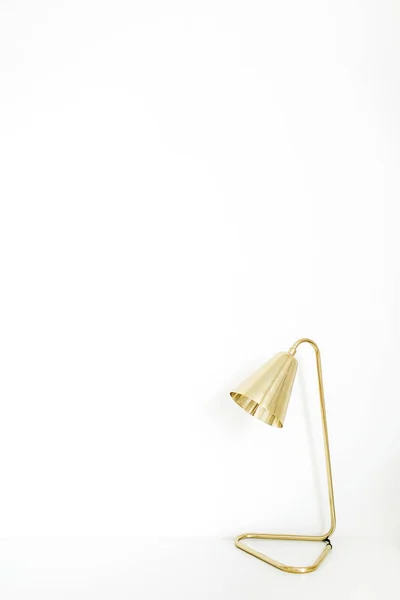 Gouden Lamp Witte Achtergrond Minimale Concept — Stockfoto