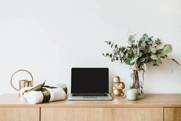 Blogger Pekerja Lepas Meja Kantor Rumah Laptop Dengan Layar Tiruan — Stok Foto