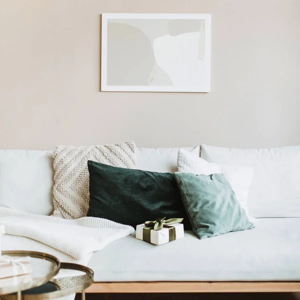 Modern Tasarım Konsepti Pastel Bej Duvar Kanepe Yastık Hediye Kutusu — Stok fotoğraf