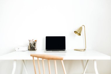 Parlak ev ofis resepsiyon çalışma alanıyla mockup ekran dizüstü bilgisayar. İskandinav modern en az iç tasarım konsepti. Masaüstü tablo ve ahşap sandalye beyaz odada. İskandinav tarzı.