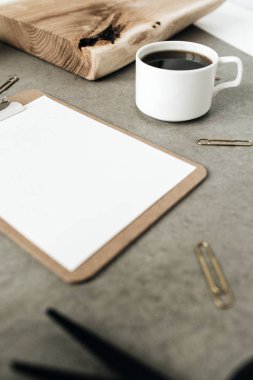 Pano boş ekran yukarı alay ile. Ev ofis resepsiyon çalışma alanı.