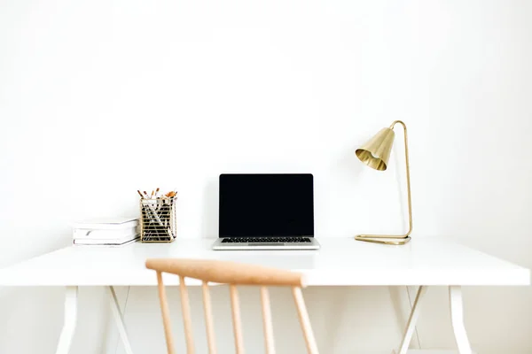 モックアップ画面ラップトップで明るいホーム オフィス デスクのワークスペース 北欧モダンなミニマルなインテリア デザインのコンセプト デスクトップのテーブルと白い部屋の木製の椅子 北欧スタイル — ストック写真