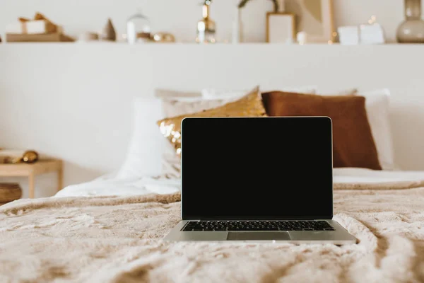 베개와 침대에서 노트북으로 아파트 인테리어 디자인 이다입니다 프리랜서 블로거 블로그 — 스톡 사진