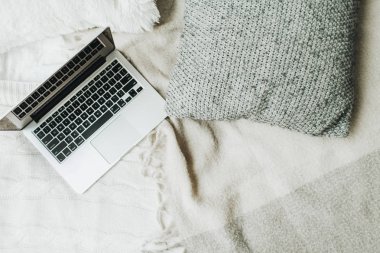 Kanepe yastık ve ekose ile laptop. Serbest meslek / blogger / yazar yaşam tarzı kavramı.